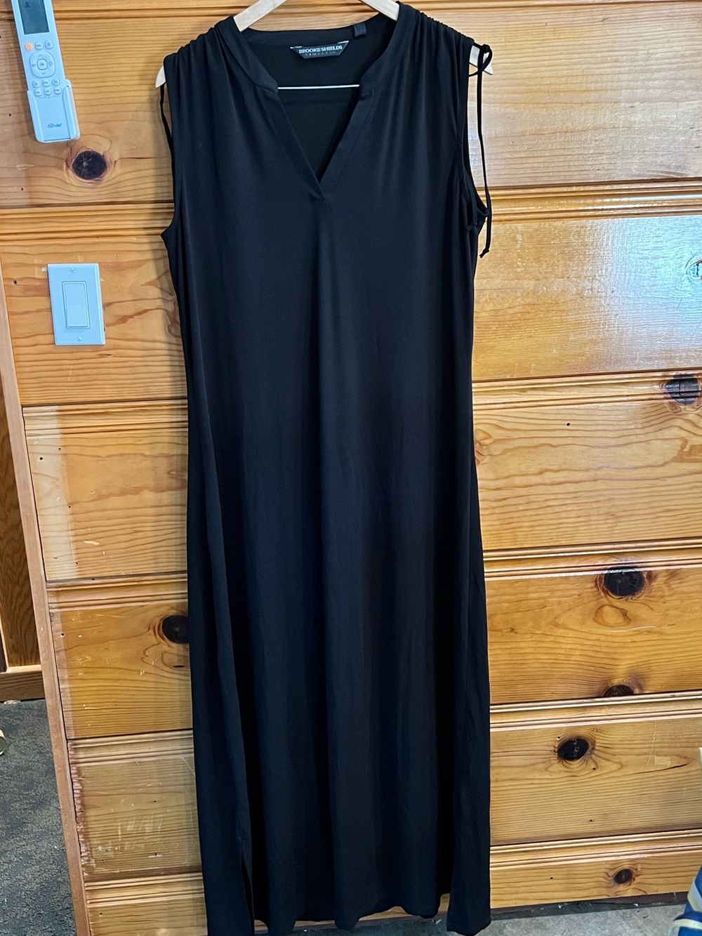 NWT Brooke Shields Timeless Black Sleeveless V-Neck Maxi Dress Minimalist